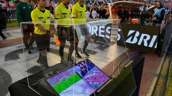 Imagem Fifa oficializa uso do árbitro de vídeo e deve confirmar mudança para Copa 