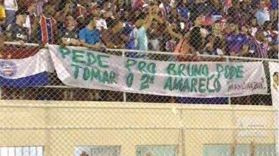Imagem No Adauto Moraes, torcedores do Bahia provocam Vitória com faixa: "Pode tomar o 2º amarelo"
