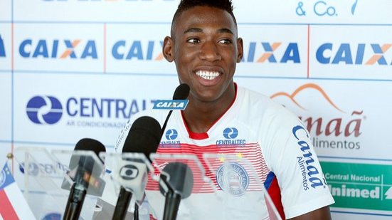 Imagem Léo comemora 'assistência' cobrando lateral: 'Finalmente saiu esse gol'