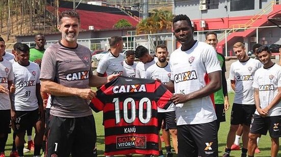 Imagem Zagueiro Kanu recebe homenagem por completar 100 jogos com a camisa do Vitória