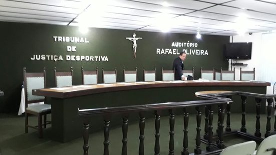 Imagem Vitória pede impedimento de auditor, que se declara impedido de votar