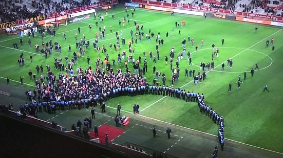 Imagem Insatisfeita, torcida de time francês invade gramado e agride jogadores