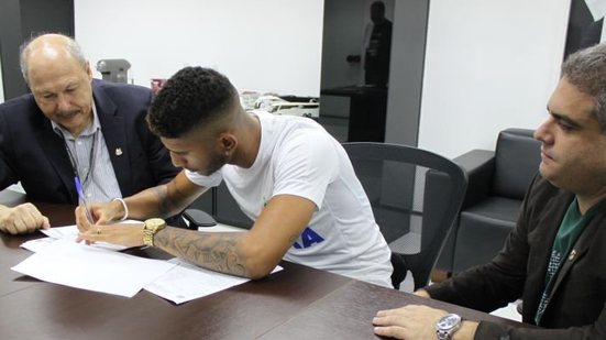 Imagem Zagueiro da base que se "traumatizou" com o Vitória assina com Santos até 2021