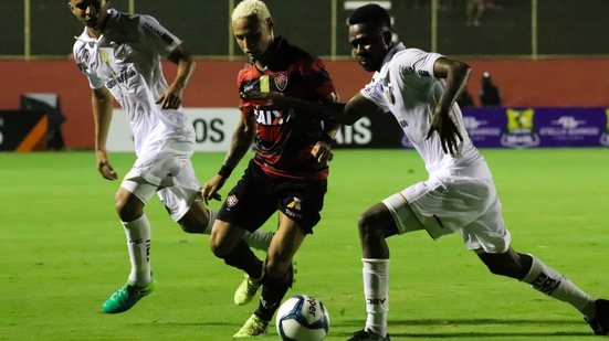 Imagem Após sofrer apagão e conseguir virada, Vitória cede empate ao ABC
