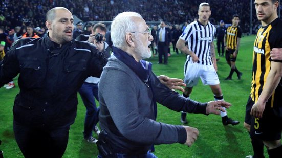 Imagem Inacreditável! Após gol anulado, presidente de clube da Grécia invade campo armado e ameaça árbitro