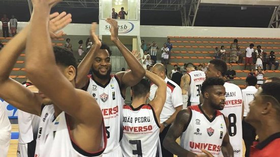Imagem Universo/Vitória começa mal e perde para o Franca em Cajazeiras