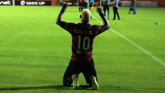 Imagem Com hat-trick de Neilton, Vitória vence o Bragantino e avança na Copa do Brasil