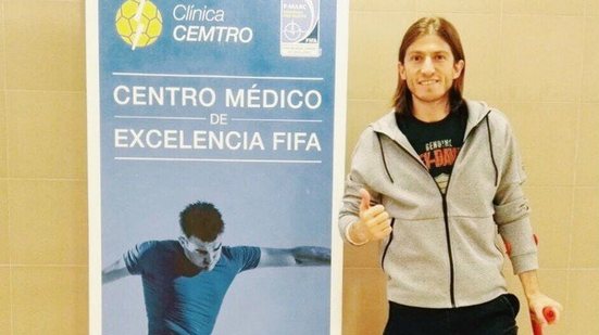 Imagem Após cirurgia na perna, Filipe Luís recebe alta do hospital
