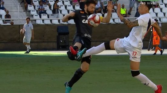 Imagem Cenas fortes! Atacante Rildo causa fratura em meia do Botafogo e recebe apenas cartão amarelo