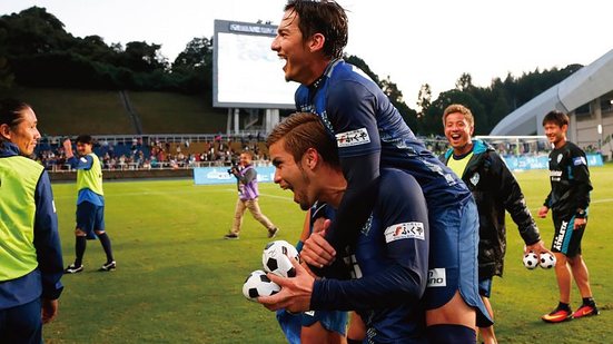 Imagem Ex-Vitória marca gol no Japão e comemora