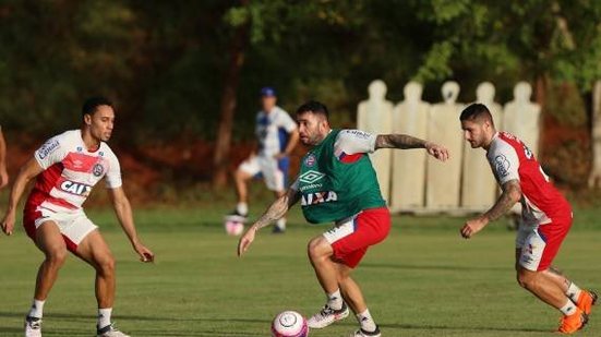 Imagem Na chuva, Bahia faz treino fechado de olho na Juazeirense