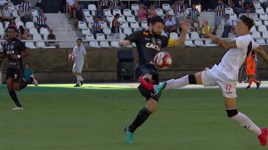 Imagem Após quebrar perna de jogador do Botafogo, ex-Vitória é suspenso por seis meses