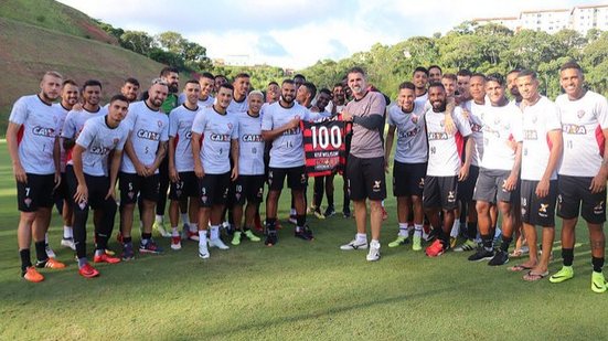 Imagem Com moral! José Welison completa 100 jogos pelo Vitória e recebe homenagem