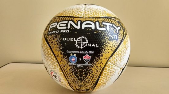 Imagem Bola das finais do Baianão recebe escudos de Bahia e Vitória