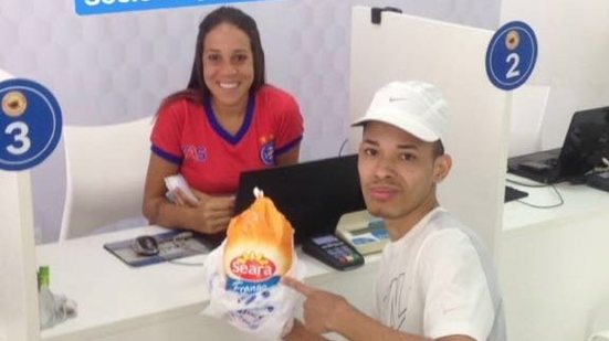 Imagem Torcedores 'abraçam' campanha do Bahia de levar mamão ou galinha para ganhar desconto na associação