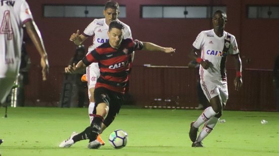 Imagem Em jogo marcado por erros de arbitragem, Vitória empata com o Flamengo