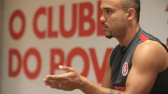 Imagem Atacante do Inter admite que deu "migue" para garantir triunfo sobre o Bahia