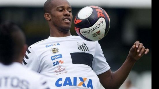 Imagem Atacante se aproxima de clube do exterior e Vitória pode ficar a ver navios