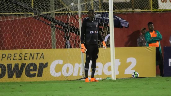 Imagem Caíque brilha, Vitória vence o Inter nos pênaltis e avança na Copa do Brasil