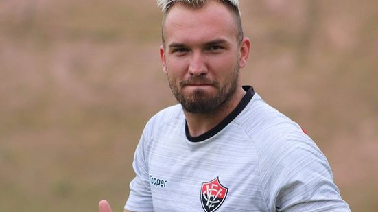 Imagem Willian Farias comemora classificação do Vitória e foca na sequência da temporada