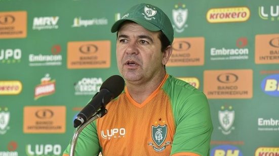 Imagem Enderson Moreira comemora triunfo diante do Vitória, mas alerta sobre “empolgação”