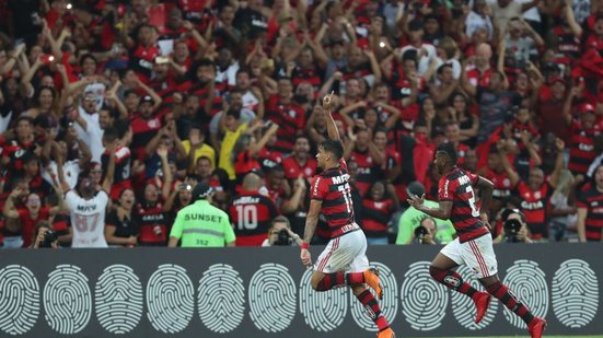 Imagem Flamengo vence o Inter e segue líder da Série A; Grêmio goleia o Santos