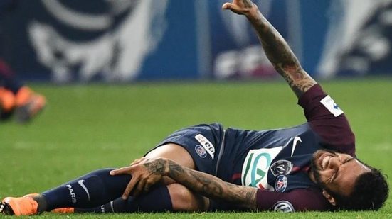 Imagem Daniel Alves sai de campo machucado e pode ficar fora da Copa do Mundo