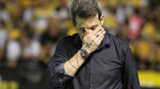 Imagem Ex-técnico do Vitória deixa clube da Série B
