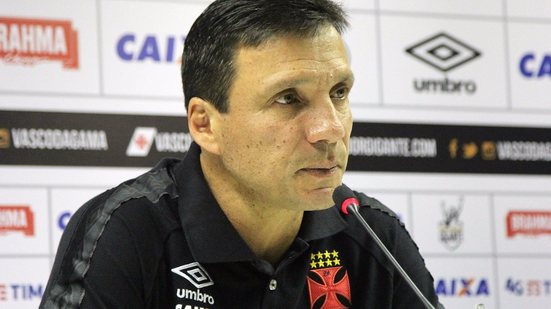 Imagem Zé Ricardo mostra abatimento após derrota do Vasco: 'Momento é crítico, precisamos fazer mudanças'