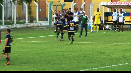 Imagem Cenas Lamentáveis! Atletas de time que enfrentou o Bahia no Nordestão "saem na mão" no campo de jogo