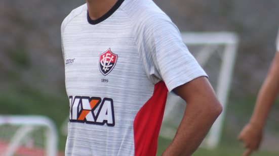 Imagem Zagueiro e atacantes desfalcam o Vitória contra o Sampaio Corrêa