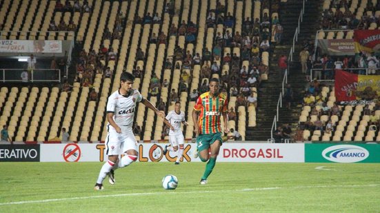 Imagem Caíque falha, Vitória leva três do Sampaio Corrêa e se complica na Copa do Nordeste