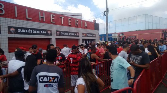 Imagem Torcedores enfrentam caos no trânsito e fazem fila para entrar no Barradão