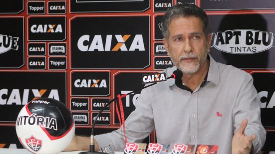 Imagem "Diretoria de 2ª Divisão", grita torcida do Vitória após eliminação