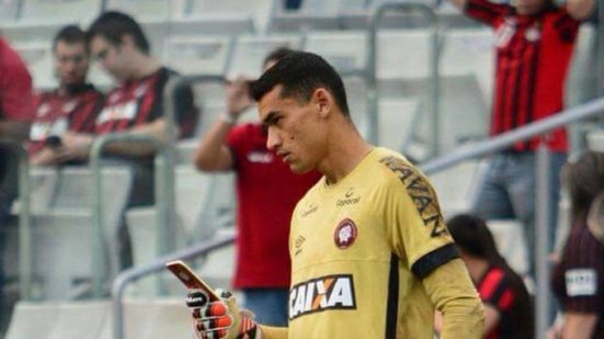 Imagem Atlético-PR e Santos são absolvidos no STJD no caso do uso de celular