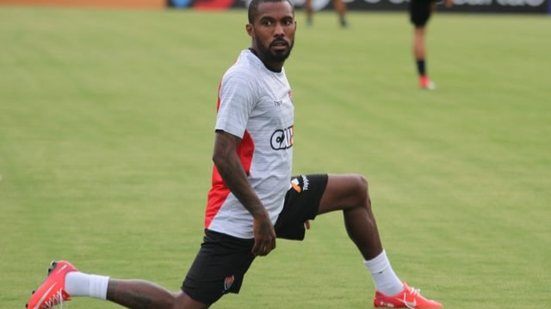 Imagem Rhayner recebe o terceiro amarelo e não enfrenta o Inter na próxima quarta