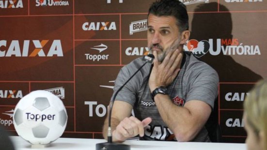Imagem Mancini elogia sequência do Vitória e desabafa sobre reforços: “Deveriam estar aqui”