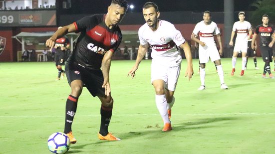 Imagem Vitória sai atrás, empata, mas falha no fim e perde para o Inter