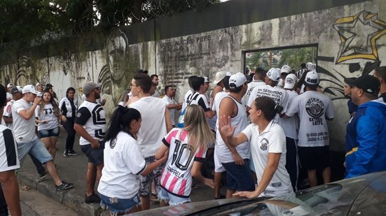 Imagem Antes de enfrentar o Vitória, Santos tem CT invadido pela torcida
