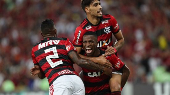Imagem Flamengo vence o Corinthians e abre quatro pontos na liderança