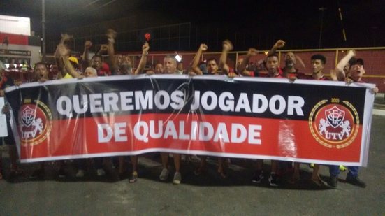 Imagem Torcedores do Vitória fazem protesto e cobram contratações no Barradão