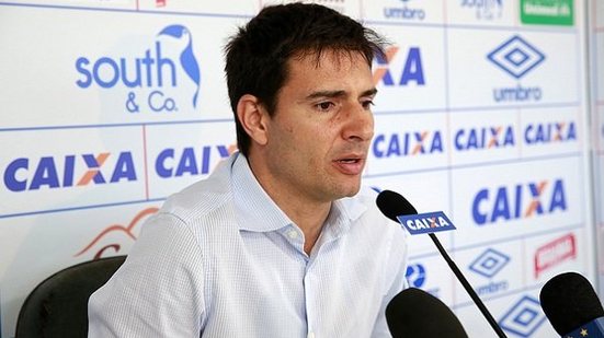 Imagem Diretor nega propostas por Tiago, desconversa sobre Gilberto e comenta busca por técnico