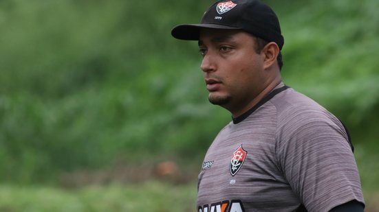 Imagem Com um pé na semifinal, técnico do time feminino do Vitória pede humildade