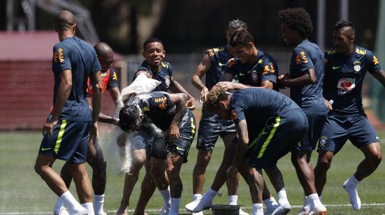 Imagem Com direito a ovada e farinha de trigo, seleção brasileira faz primeiro treino em Sochi, na Rússia