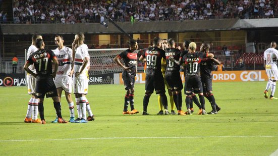 Imagem Com Nenê inspirado e lambança do árbitro, Vitória perde para o São Paulo