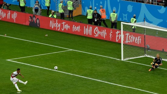 Imagem Até pênalti... Peru desperdiça inúmeras chances e eficiente Dinamarca conquista a vitória na estreia