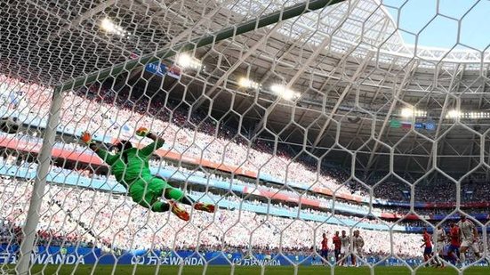 Imagem Com golaço de falta, Sérvia bate Costa Rica na abertura do grupo do Brasil