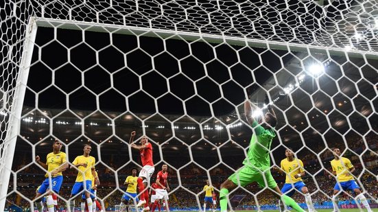 Imagem Autor do gol da Suíça, Zuber nega ter feito falta em Miranda: "Eu não achei nada"