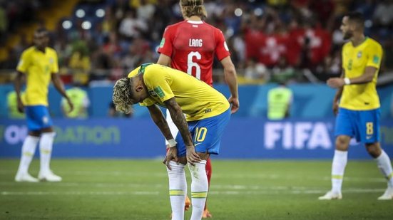 Imagem Após deixar o campo mancando, Neymar tranquiliza torcida e diz estar bem para o resto da Copa