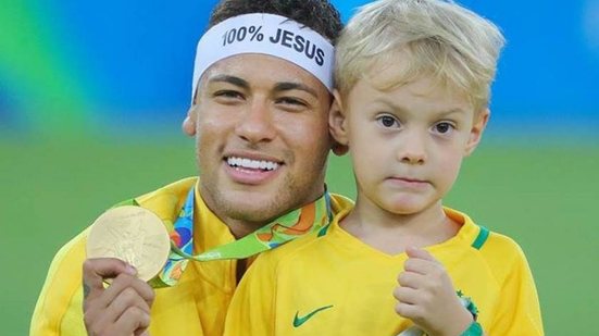 Imagem Após deixar treino com dores no pé, Neymar compartilha recado do filho: "pai, vai dar tudo certo"